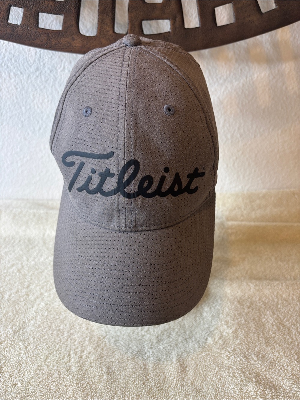 🤎 Titleist Perforated Golf Hat Men’s Taupe Black Script Performance Cap 🤎